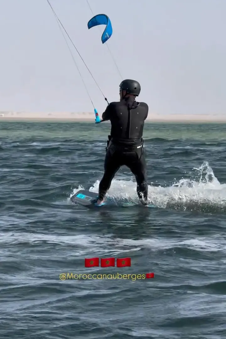Kitesurfeur en pleine action sur une lagune