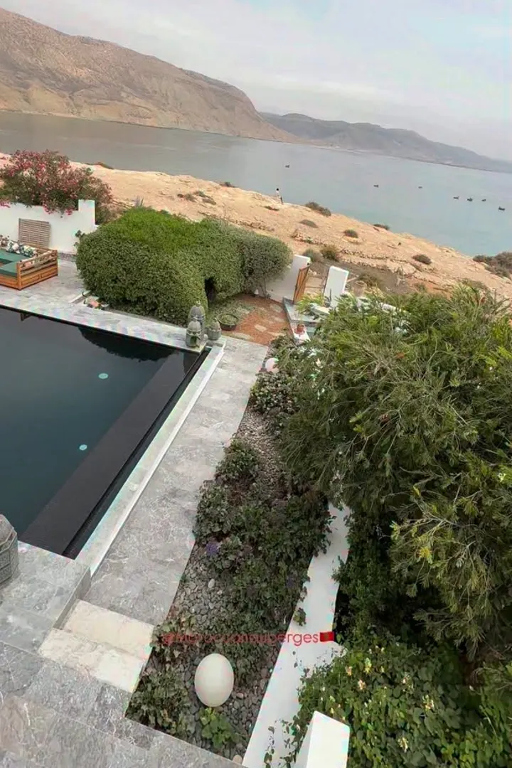 Piscine à débordement surplombant une baie rocheuse en bord d’océan